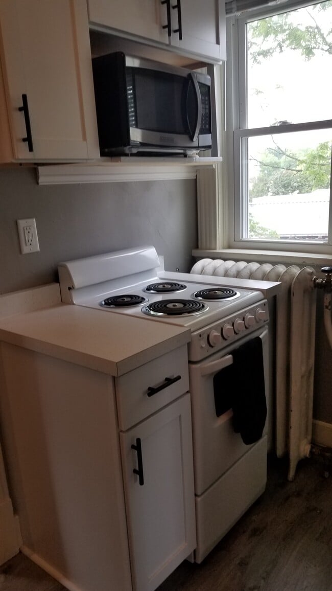 Kitchen - 304 Summit Ave Unit 304B