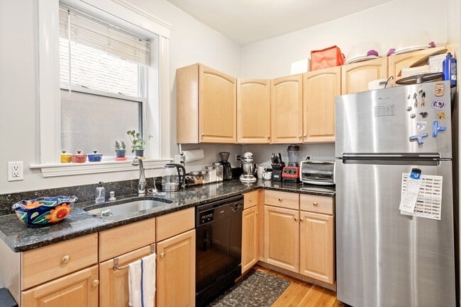 Building Photo - 268 Windsor St Unit 2A