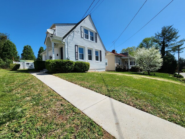 Photo - 2 Bedroom || 1 Bathroom House - Newly Reno...