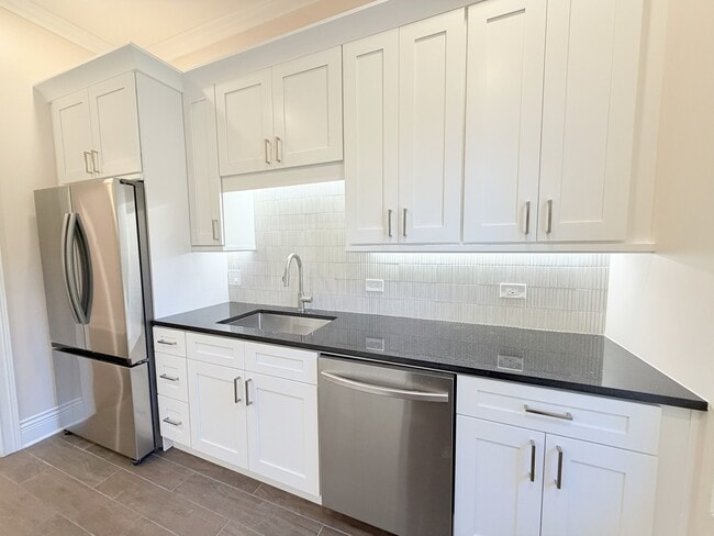 Photo - 670 W Sheridan Rd Unit 1