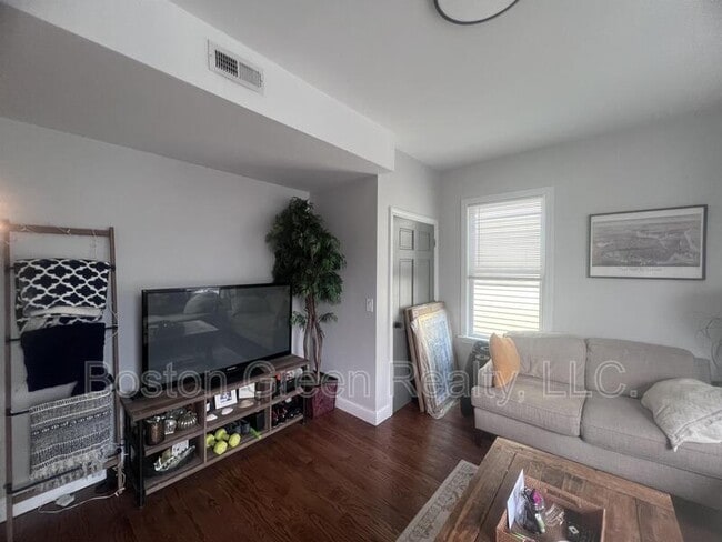 Photo - 726 E 2nd St