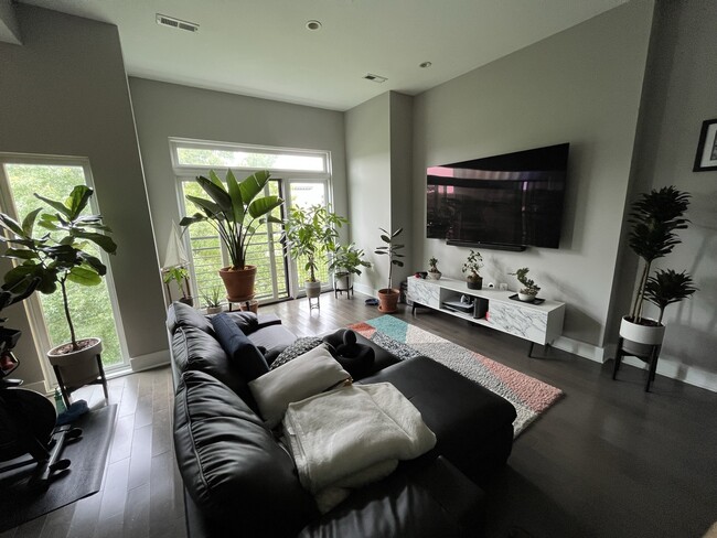 Los techos de 9 pies y las ventanas orientadas al oeste crean una excelente iluminación natural. - 3821 14th St NW Unidad PH 8