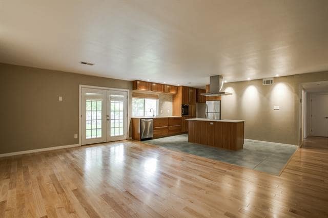 Building Photo - 2312 Versailles Dr Rental