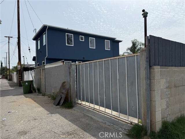 Photo - 20953 Saticoy St