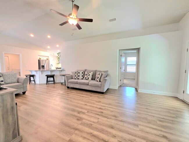 Photo - Spacious 4BR Home Near Navy Federal & UWF ...