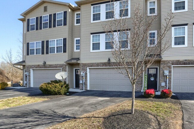 Photo - 4 bedroom townhome fully furnished