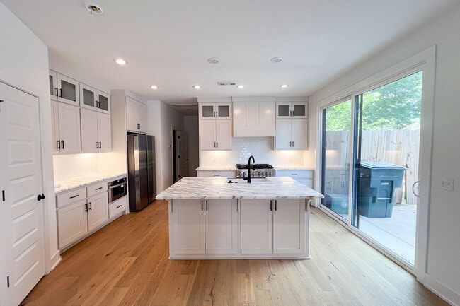 Photo - 933 W Holly St