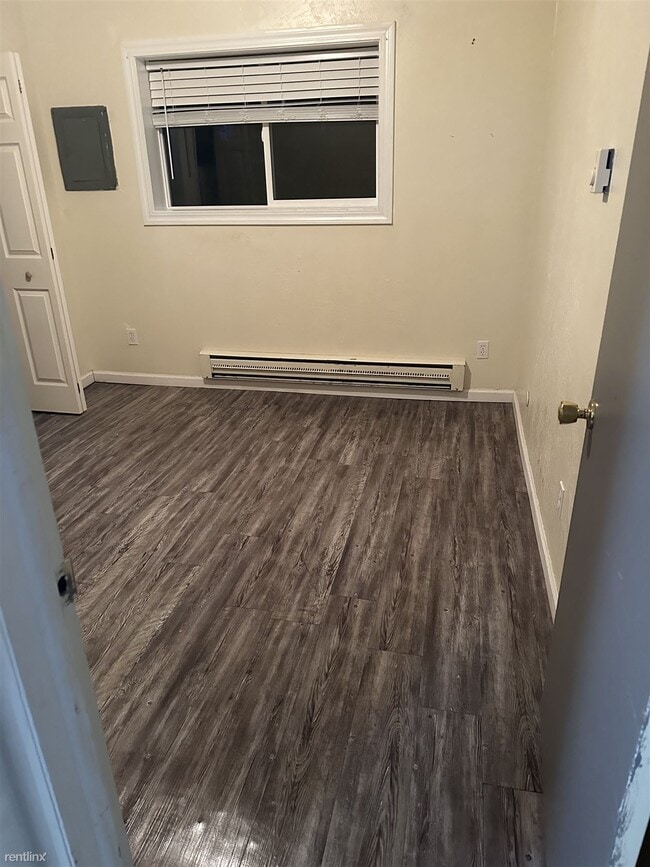 Photo - 2 br, 1 bath 4plex - 5033 Hawthorne Road 4