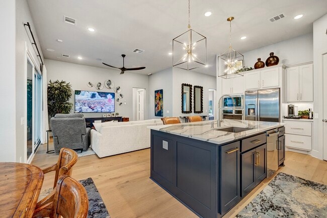 Photo - 327 N Turks Cap Trail