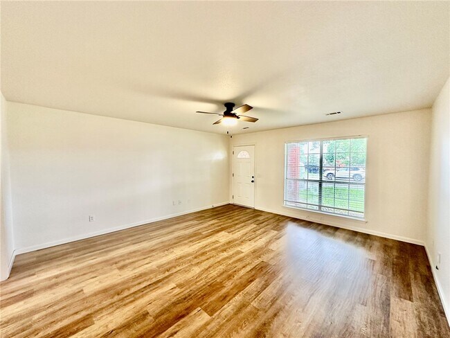 Photo - 802 E Kara Ln