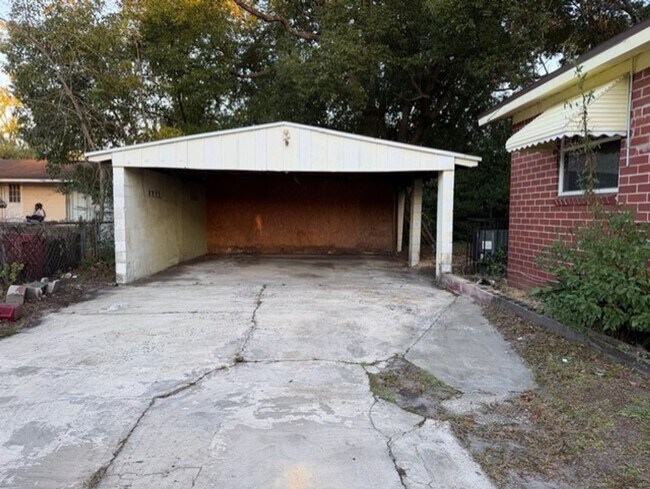 Photo - 1727 Campus St