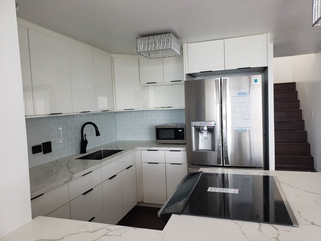 Photo - Beautifully Renovated 2 bedroom Penthouse ... Unit 4401