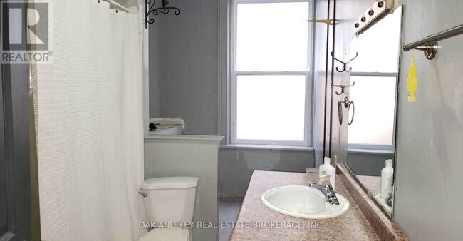 Photo - 416 Simcoe St