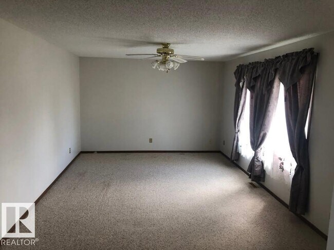 Photo - 4619-4643 43 St