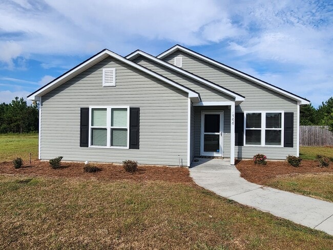 Building Photo - Spacious & Inviting 3-Bedroom Home with Fe...