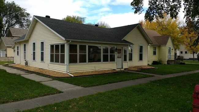 Photo - 901 1st St N
