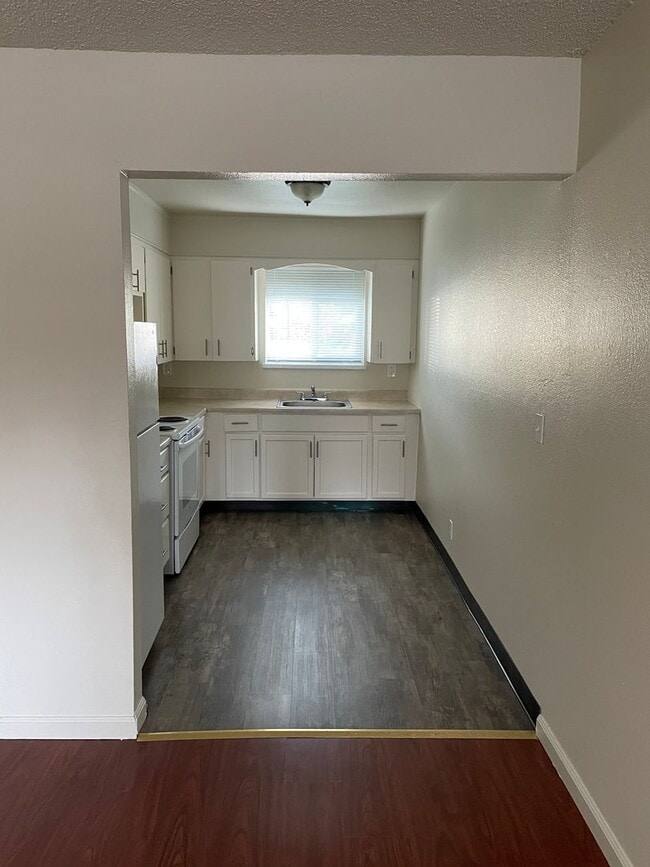 Photo - LOWER LEVEL 2 BED 1 BATH WITH FRESH PAINT AND NEW CARPET Unidad 1575-02