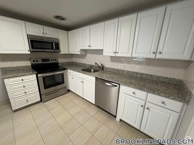 Building Photo - 230 Babcock St Rental
