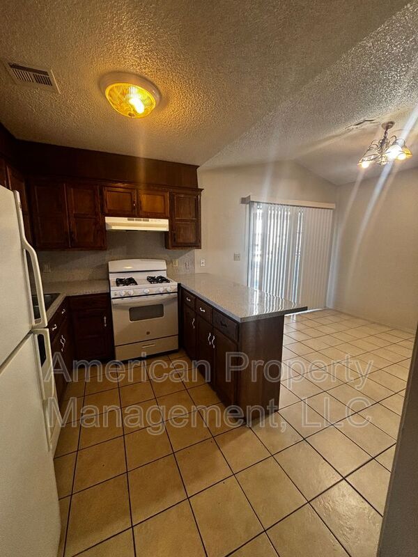 Photo - 1808 W 58th St