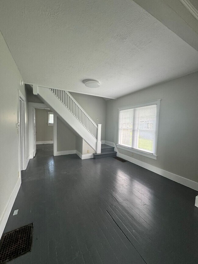 4 Bedroom, Two Story House - 4 Bedroom, Two Story House
