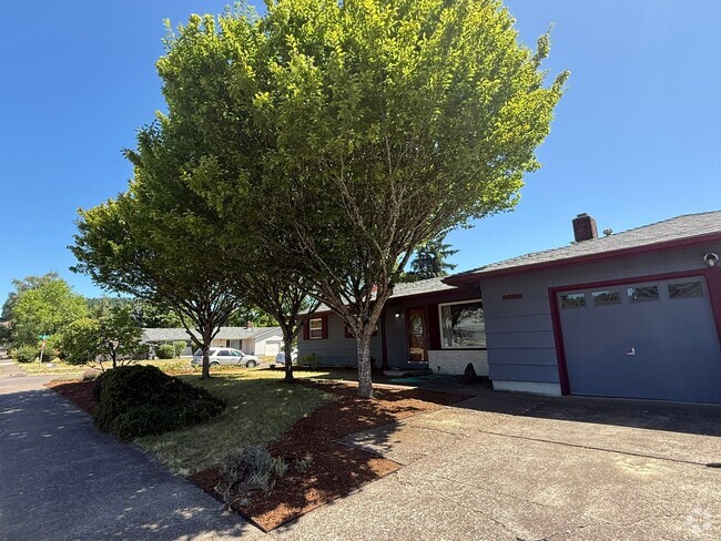 Building Photo - Stunning Pet Friendly Three Bedroom Corval... Rental