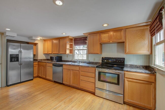 Building Photo - 38 Ashe St Unit B