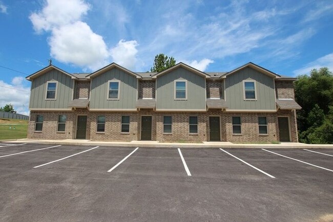 Building Photo - AVAILABLE! 2 Bedroom, 1.5 Bathroom Town Home in Lindale!