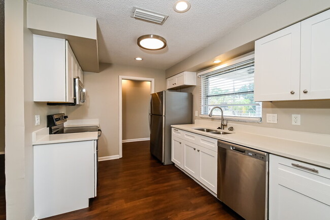 Photo - 712 Canterbury Rd