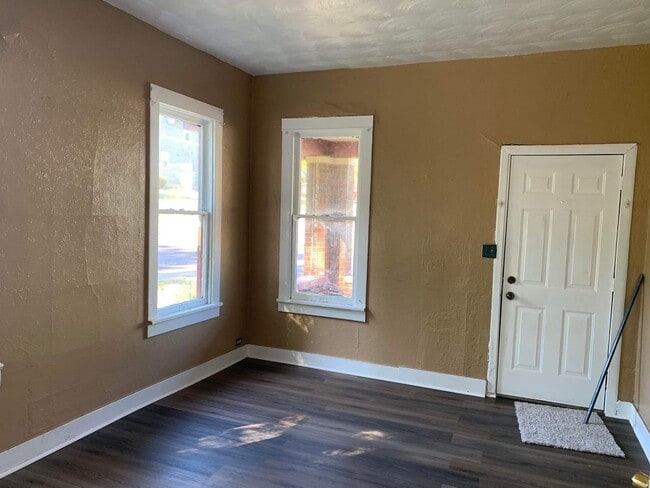 Building Photo - Remodeled 4 bedroom/1bathroom Home