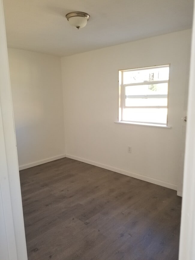 Building Photo - 1815 E 8th St Rental