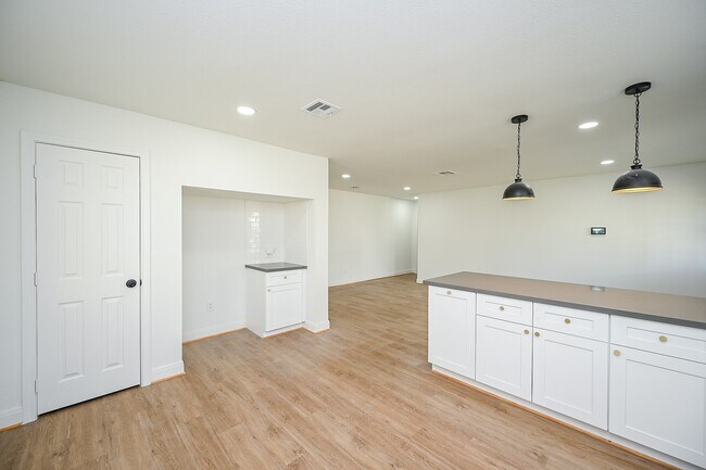 Photo - 4710 Hershe St