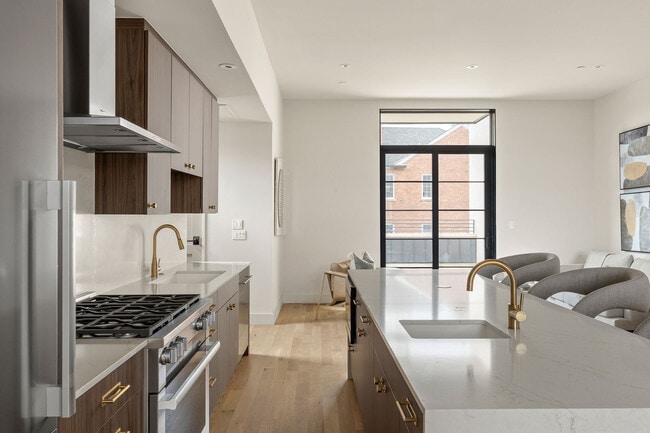 Building Photo - 1325 N Dewey Ave