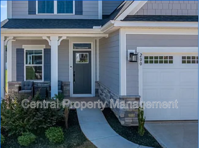 Photo - 200 Hollythorpe Ln