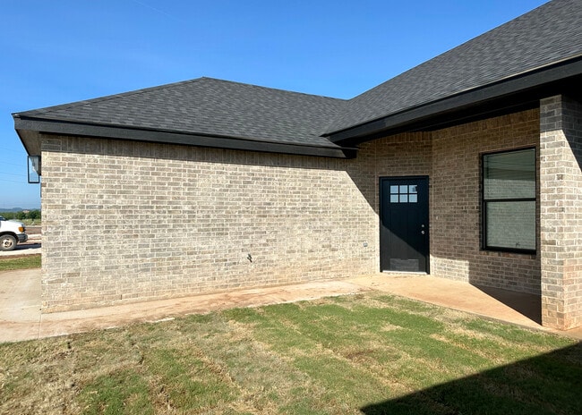 Photo - 328 Woodstock Ln