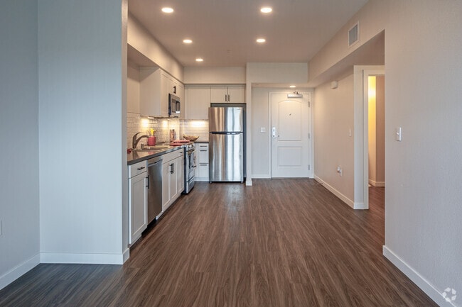 1BR, 1BA - 662SF - Living Room