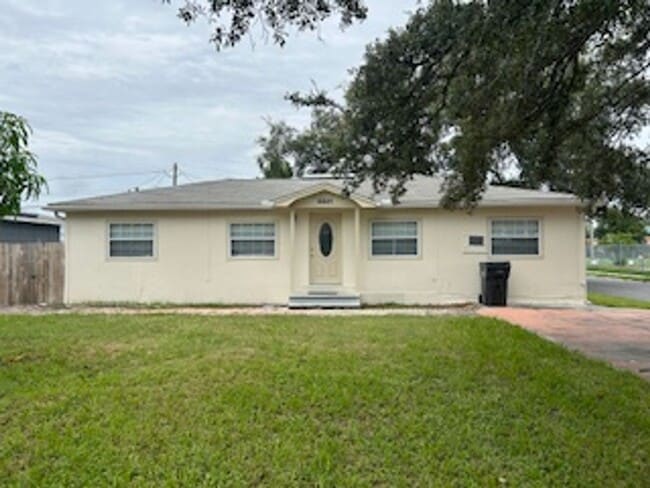 Building Photo - 3 bdrm/2 bath home available immediately!