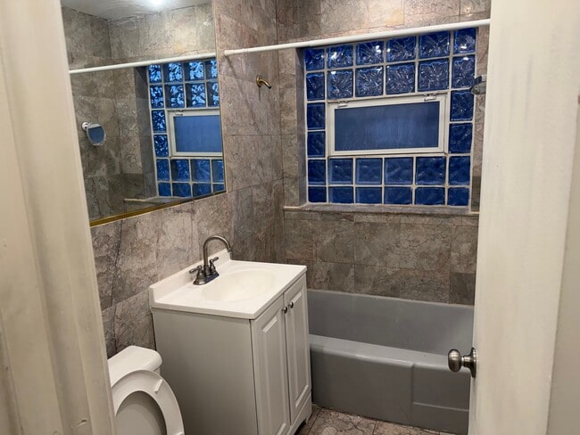 Photo - 4823 Grove St Unidad 1 W