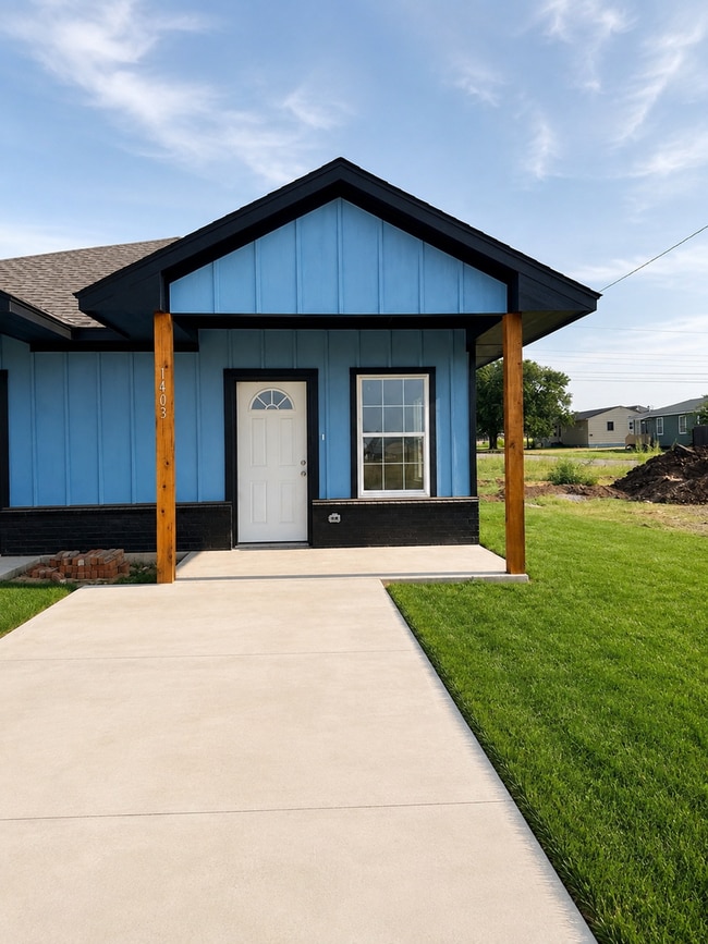 Building Photo - 1405 SW Bishop Rd