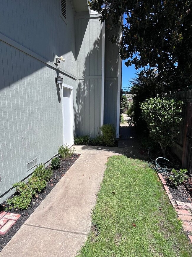 Photo - BEAUTIFUL UPDATED HALF-PLEX IN LOOMIS!!