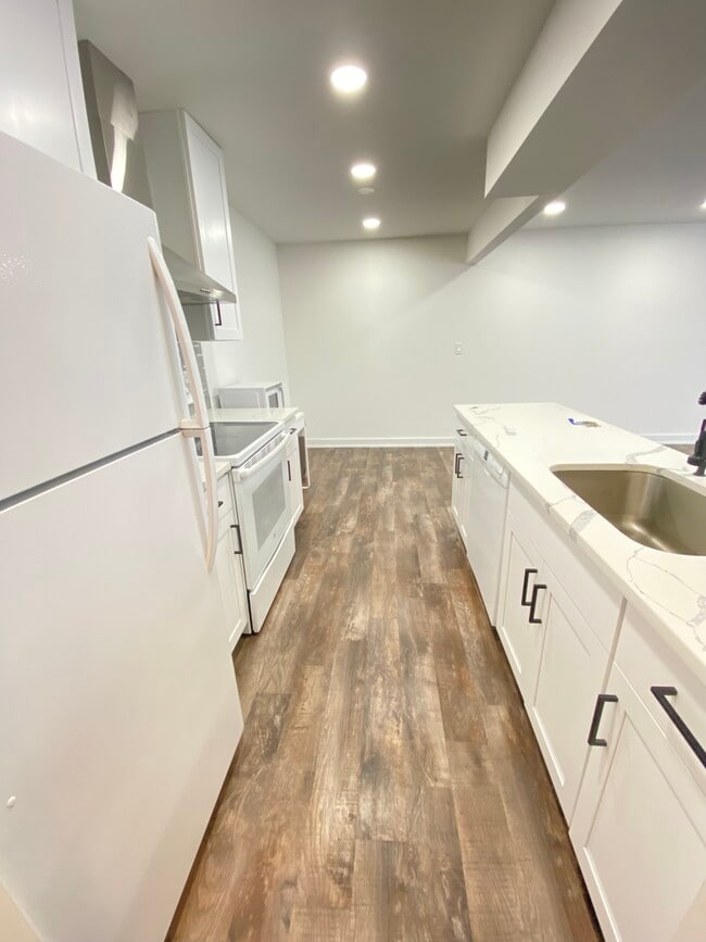 Photo - 7425 Brookdale Dr Unit 108