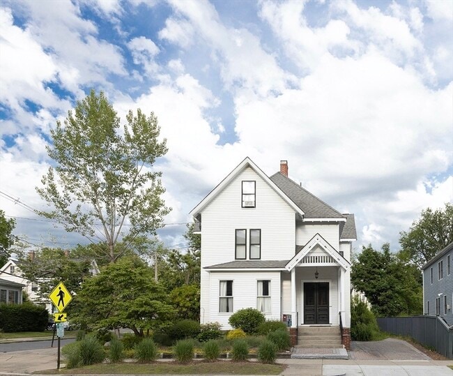 Building Photo - 209 Walnut St Unit 1