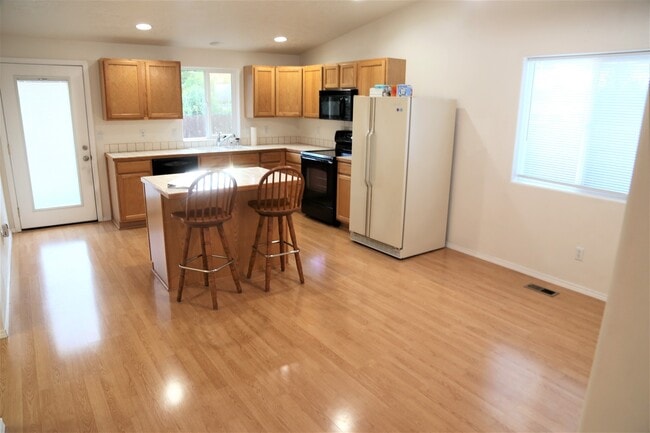 Photo - Clean 3 bed 2 bath Large Garage Open Living Area