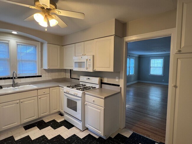 Photo - Updated 3+ Bedroom Brick Bungalow in Brentwood!