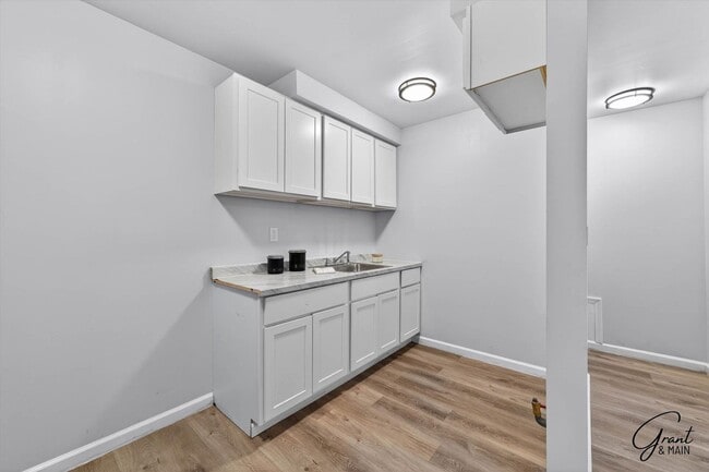 Building Photo - $850 - Spacious 1 bedroom Apartments