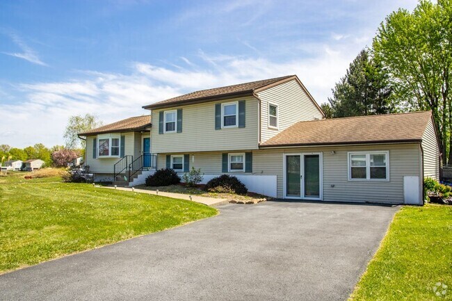 Building Photo - 2 Newcastle Dr Rental