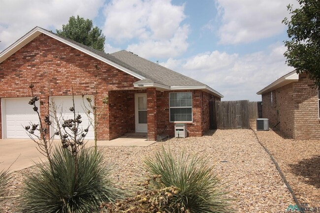 Building Photo - 708A Bison Rd