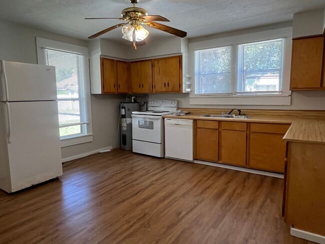 Photo - Charming 2 Bedroom  "Century Home" near do...