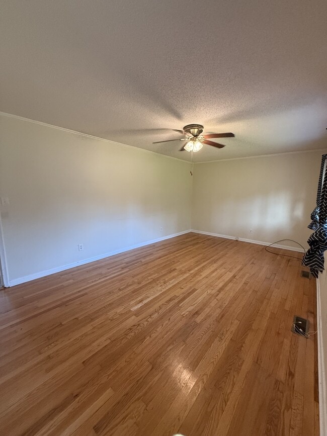 Photo - 2020 Denham Dr SE