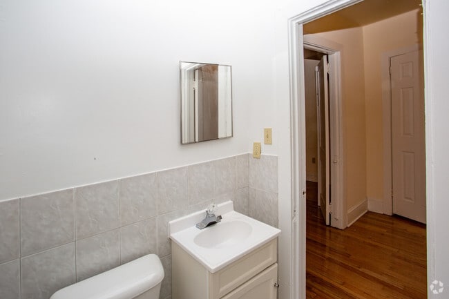Bathroom - King's Manor Apartments