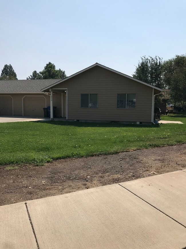 Building Photo - Great Duplex in SW Redmond